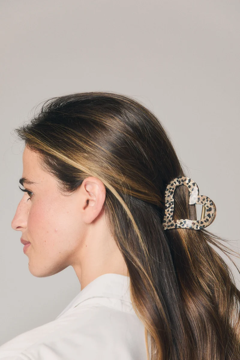 Pinza corazón estampado marrón