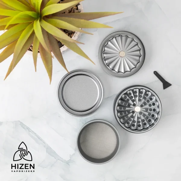 Hizen - Alu Grinder ohne Zähne 6,3 cm Silber