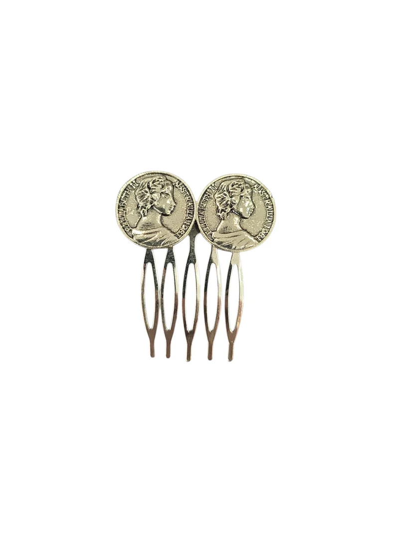 Peinecillo dos monedas pequeñas oro viejo